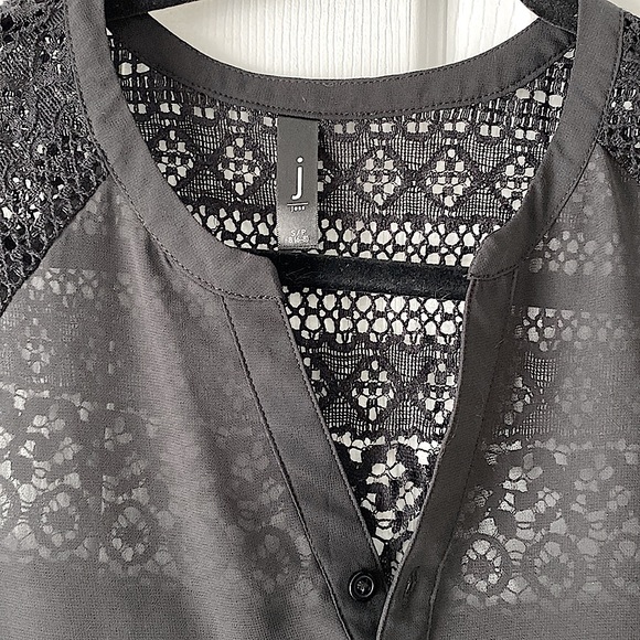 Women’s sleeveless top. Light/airy breathable. Loose pleated back, lace accents. - Picture 2 of 4